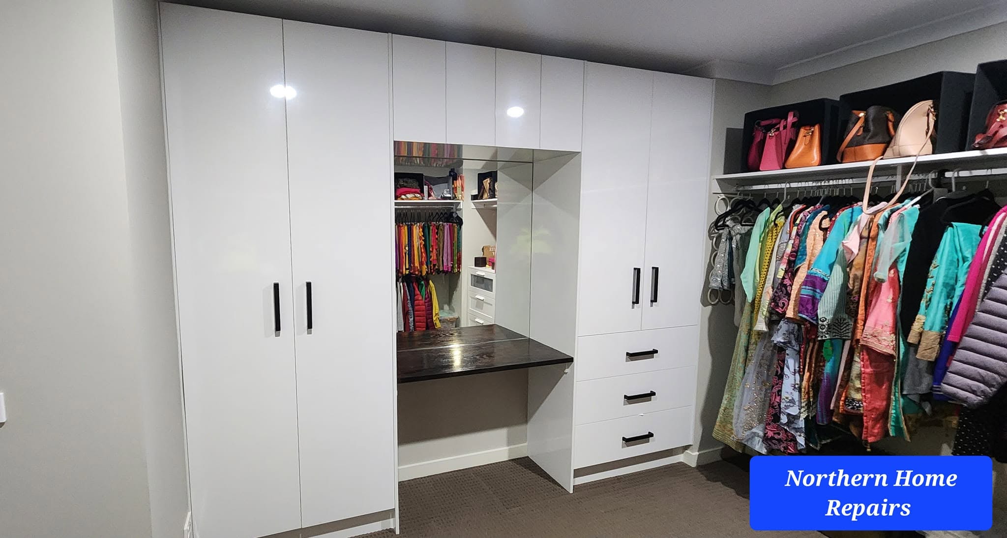 Built-in wardrobe with mirror